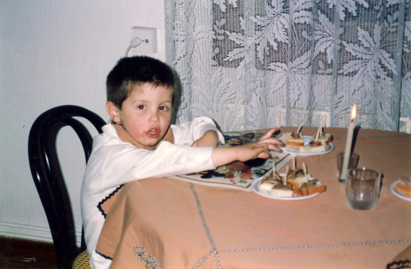 ABEL AZCONA. MIS FAMÍLIAS 1988-2024. A CARGO DE VÍCTOR RAMIREZ TUR.
