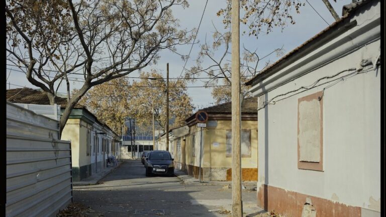 Una ciutat desconeguda sota la boira