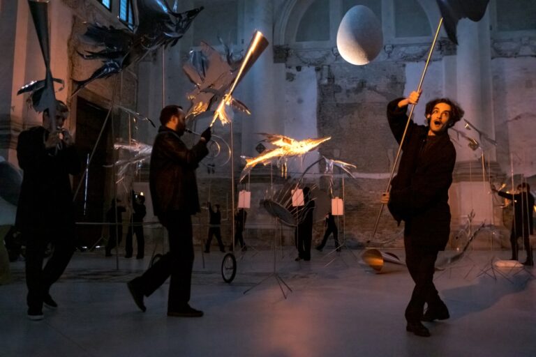 Performance inaugural d’»Ensemble lunar per a mars a l’alça» de Petrit Halilaj & Álvaro Urbano