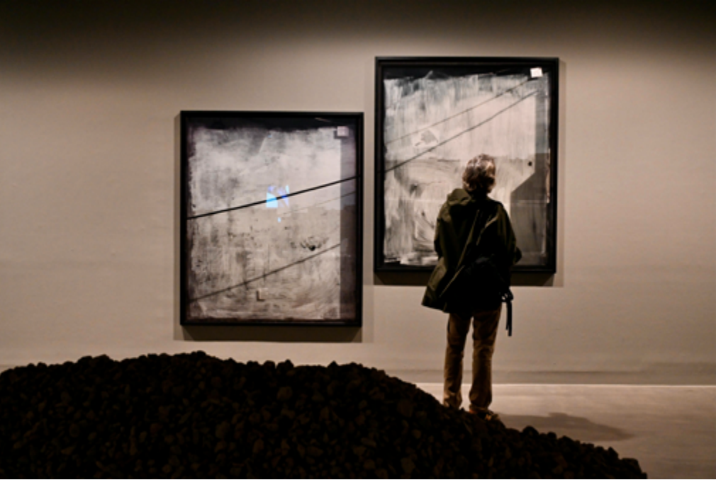 THE COLLECTOR IS PRESENT – Finestres