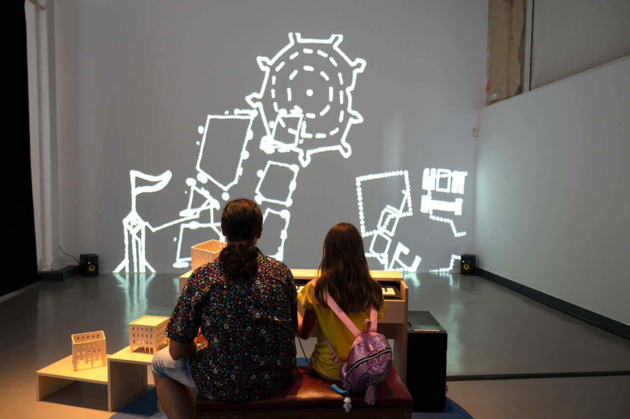 Instal·lacions artístiques interactives a l’Obert x vacances