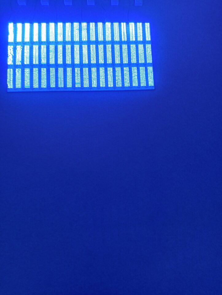 Tenyir de blau algunes exploracions matèriques