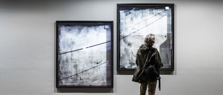 Visita de la comissària a l’exposició “Anna Malagrida. Opacitas. Velar la transparència”