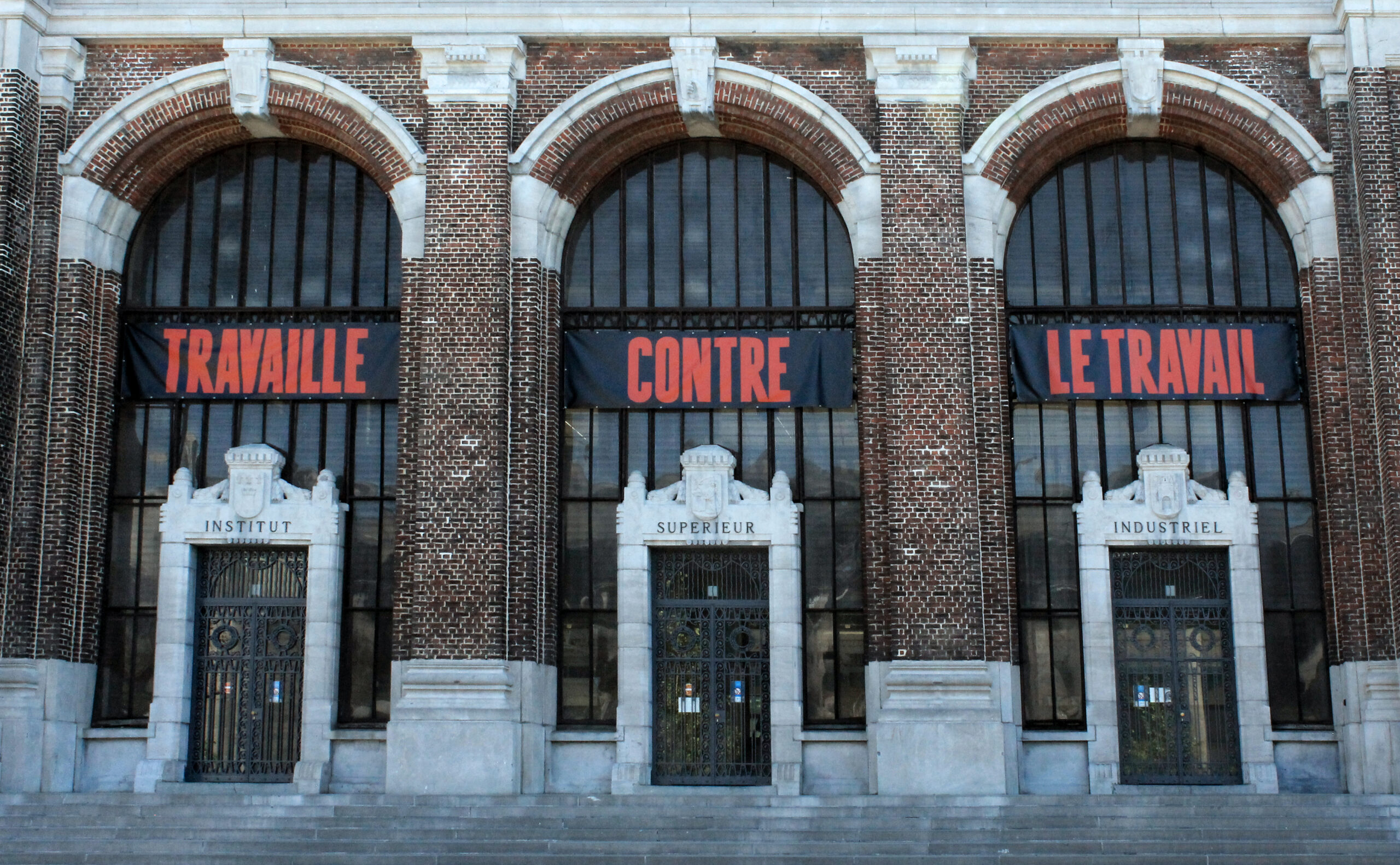 TRAVAILLE CONTRE LE TRAVAIL