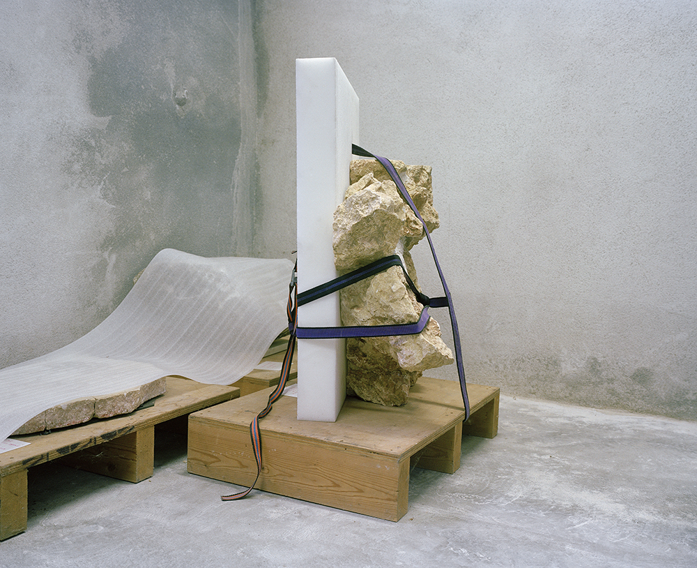 Dins de la roca. Excavació