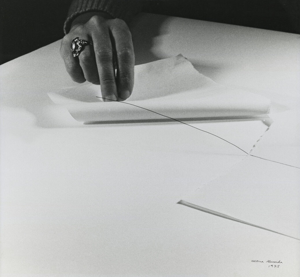 Sostener la línea con mis dedos. Helena Almeida