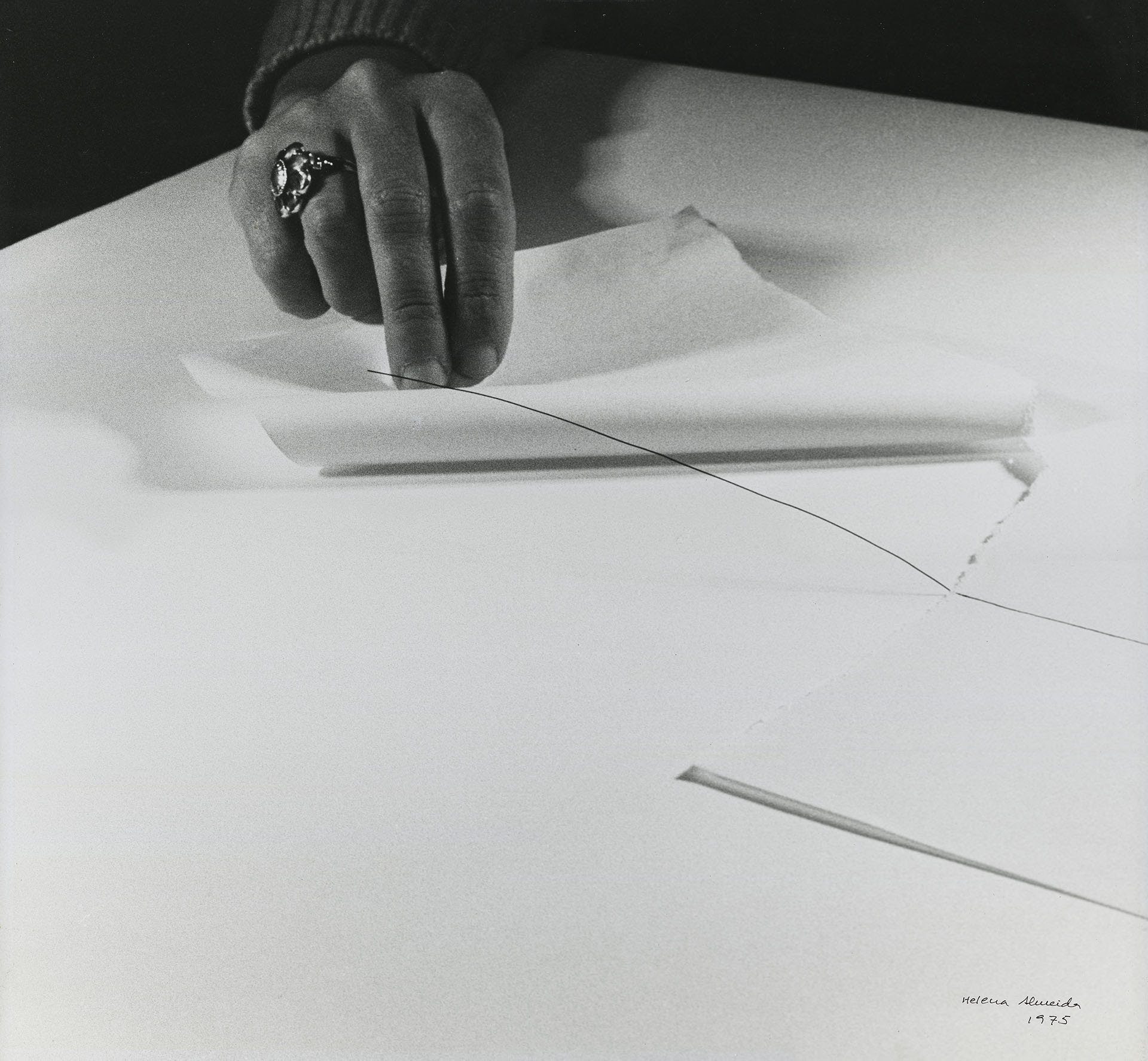 Sostener la línea con mis dedos. Helena Almeida