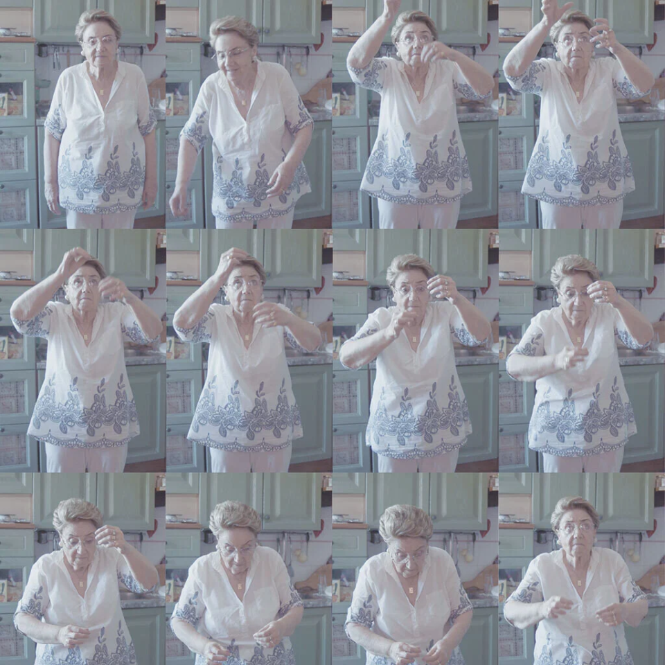 SOC EL COS ESTRANY QUE MIRA ( Performance)