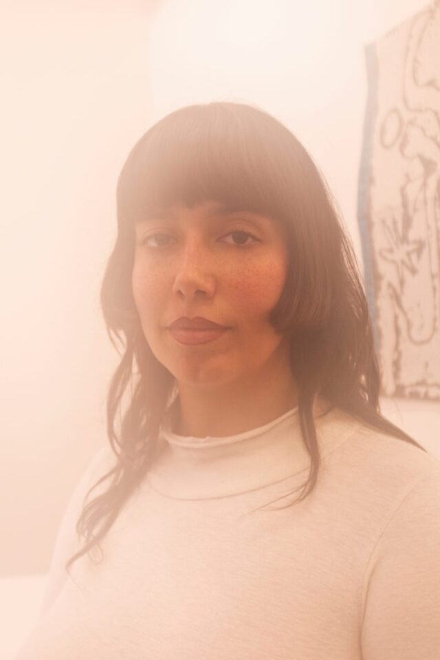 Seguint el sol: blanca arias. Al límit d’un bosc, una nena