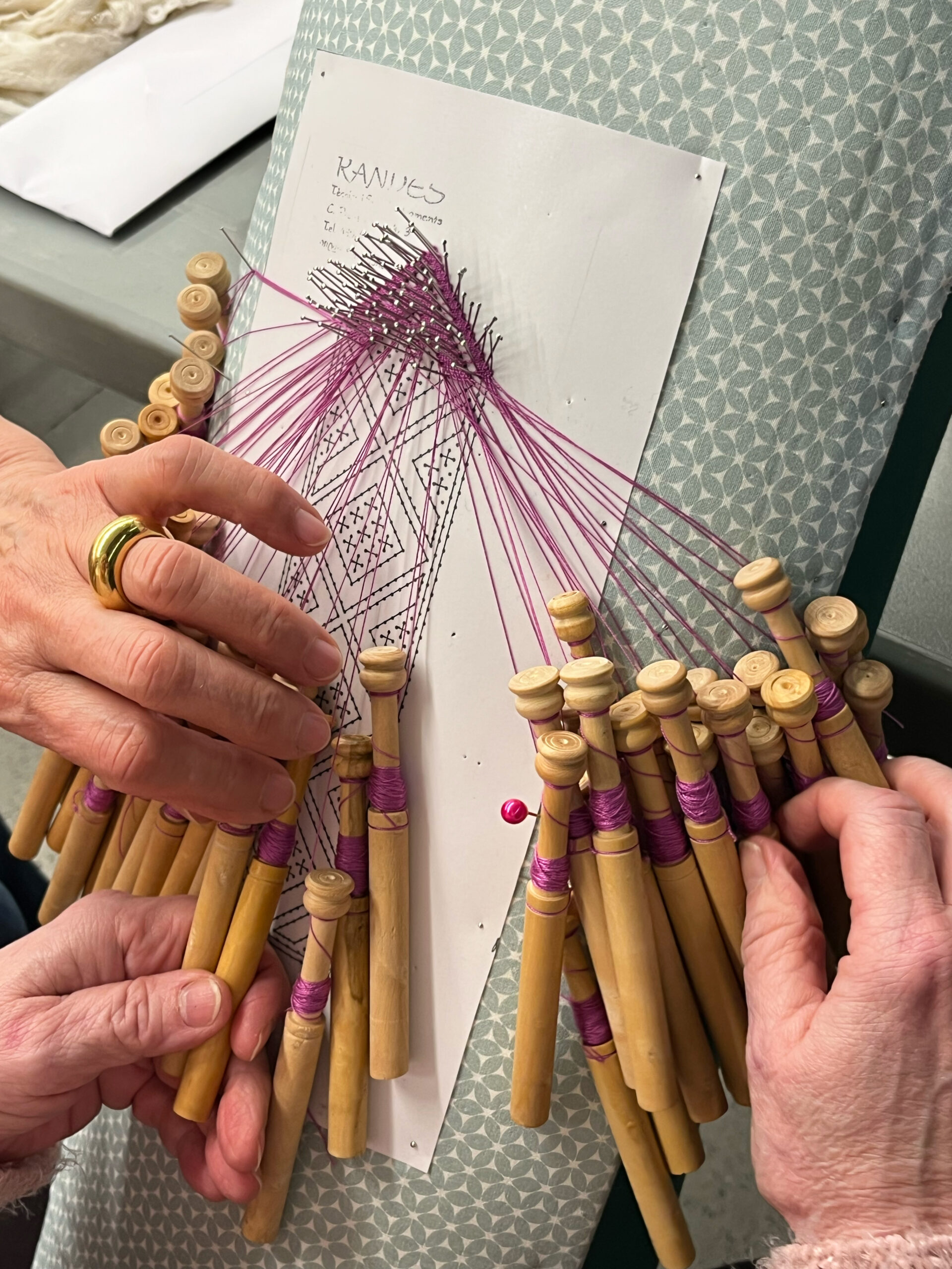 Volta i creu: Les noies de Sant Cugat, a cura de David González.