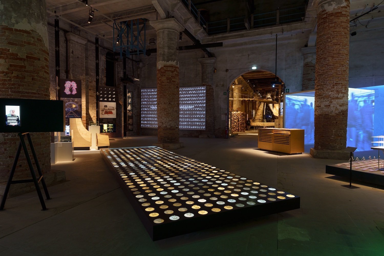 Del fang a la IA ‘Recycling Intelligences’ i arquitectures visionàries de Miquel Navarro