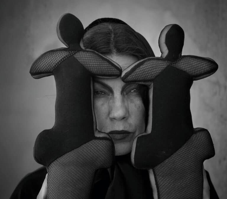 UnaDonaUna · AutoRetratRetratat. Mariaelena Roqué