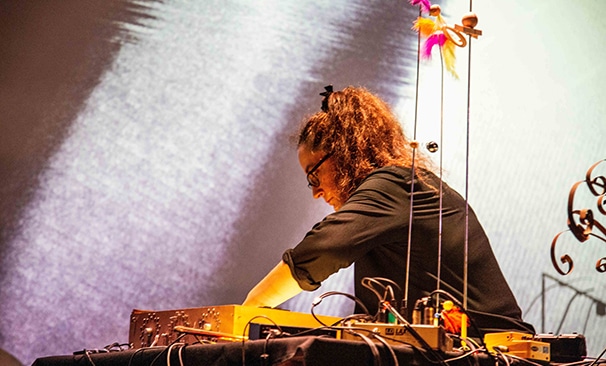 Cercle trencat: Improvisació amb enginys sonors i instruments experimentals