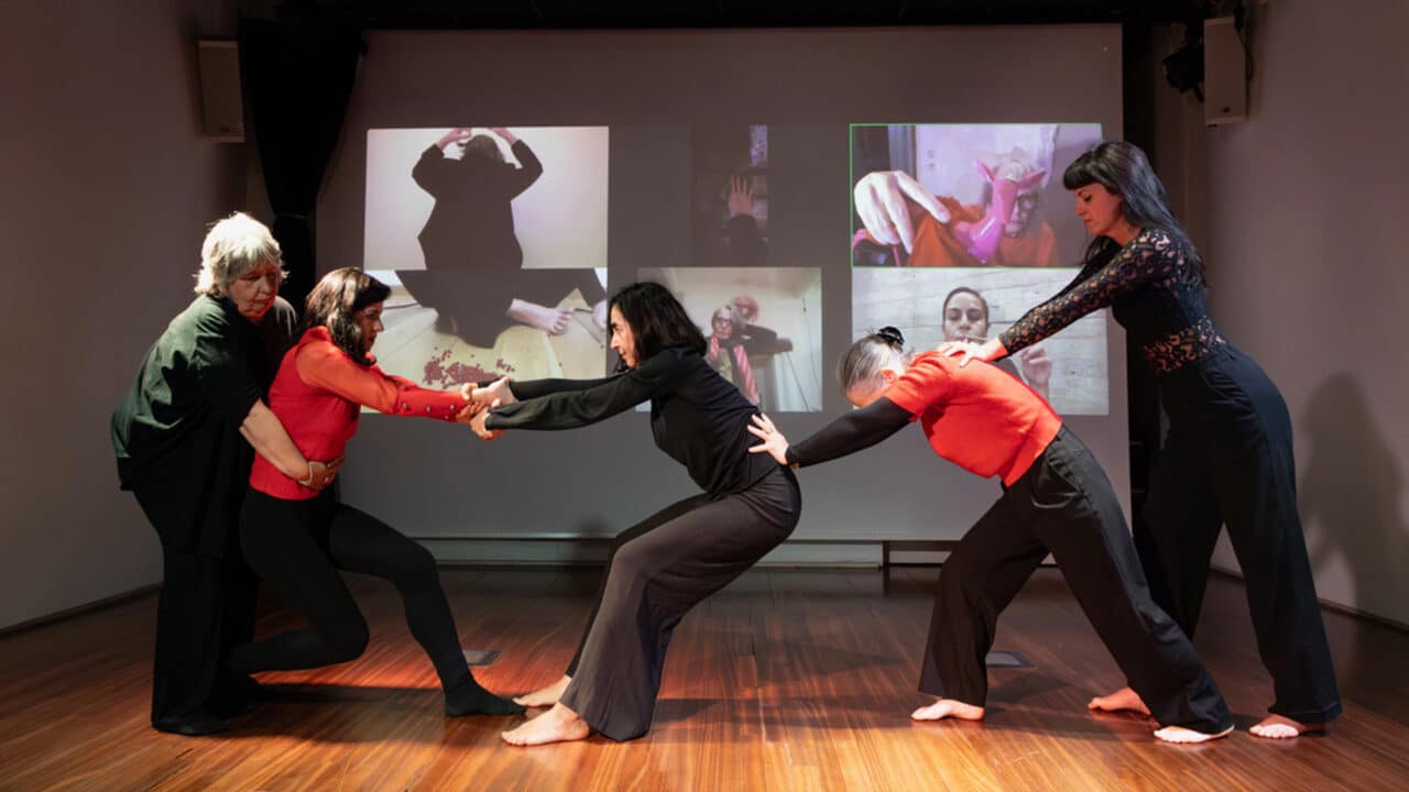 Interrupcions: Performances d’investigació de la sincronicitat